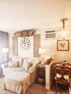 Mini French Farmhouse in the heart of town